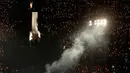 Ribuan warga menyalakan lilin memperingati peristiwa Tiananmen di Hong Kong's Victoria Park, (4/6). Peristiwa ini mengenang tindakan brutal militer Tiongkok kepada mahasiswa yang berdemo di Lapangan Tiananmen, pada 4 Juni 1989.  (AP Photo/Vincent Yu)