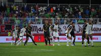 Para pemain Persija Jakarta dan Malu United tampak serius untuk menerima bola Pemain Persija Jakarta, Alaeddine Ajaraie berhasil mencetak gol ke gawang Malut United pada laga pekan ke-23 BRI Super League 2025/2026 yang berlangsung di Stadion Gelora Kie Raha, Ternate, pada Selasa (24/2/2026) malam. (Dok. Malut United)