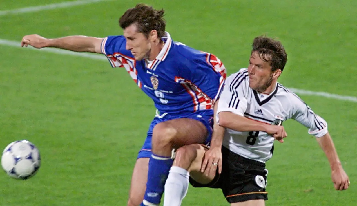 Lothar Matthaus. Eks gelandang bertahan yang kini berusia 61 tahun yang pensiun pada Januari 2001 bersama MetroStars ini menempati posisi kelima sebagai pemain terbaik Jerman sepanjang masa. Bersama Timnas Jerman, ia total tampil dalam 150 laga dengan torehan 23 gol dan 18 assist dengan raihan 2 trofi, juara Piala Eropa 1980 dan Piala Dunia 1990. Sementara di level klub bareng Bayern Munchen, ia mampu meraih banyak trofi, di antaranya 7 gelar Liga Jerman dan 3 gelar DFB Pokal. Bersama Iner Milan ia juga sukses meraih 1 gelar Liga Italia, 1 gelar SuperCoppa Italia dan 1 gelar Piala UEFA. (AFP/Gerard Malie)