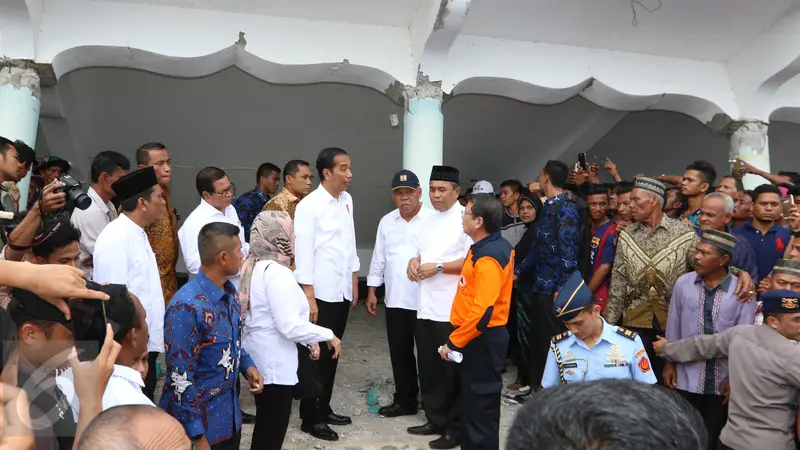 20161209-Jokowi Tinjau Masjid Roboh akibat Gempa-Aceh