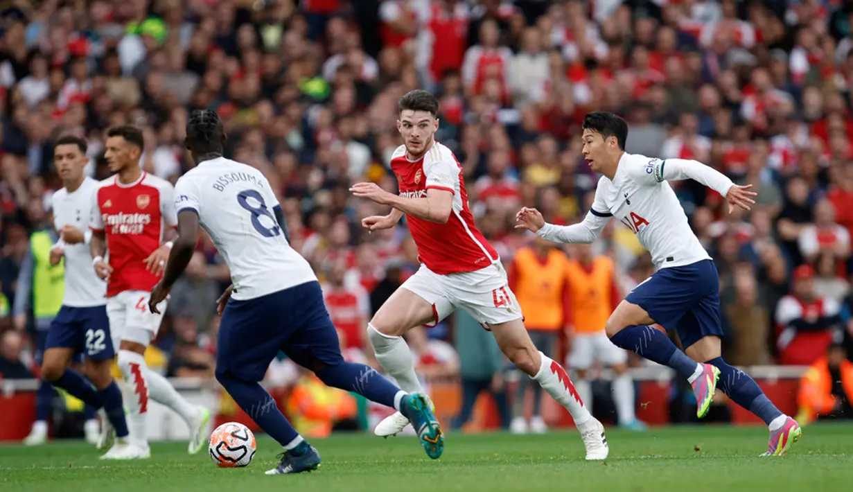 Tottenham baru bisa menyamakan skor pada menit ke-42. Tembakan Son Heung-Min dari tengah kotak penalti menyambut sodoran James Maddison masuk ke sudut kanan bawah gawang Tottenham. Skor 1-1 antara Arsenal dan Tottenham Hotspur bertahan hingga turun minum. (AP Photo/David Cliff)
