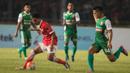 Gelandang Persija, Ade Jantra, berusaha melewati gelandang PS TNI, Iman Fathurohman, pada laga Torabika Soccer Championship 2016 di SUGBK, Jakarta, Jumat (11/6/2016). Persija berhasil menang 1-0 atas PS TNI. (Bola.com/Vitalis Yogi Trisna)