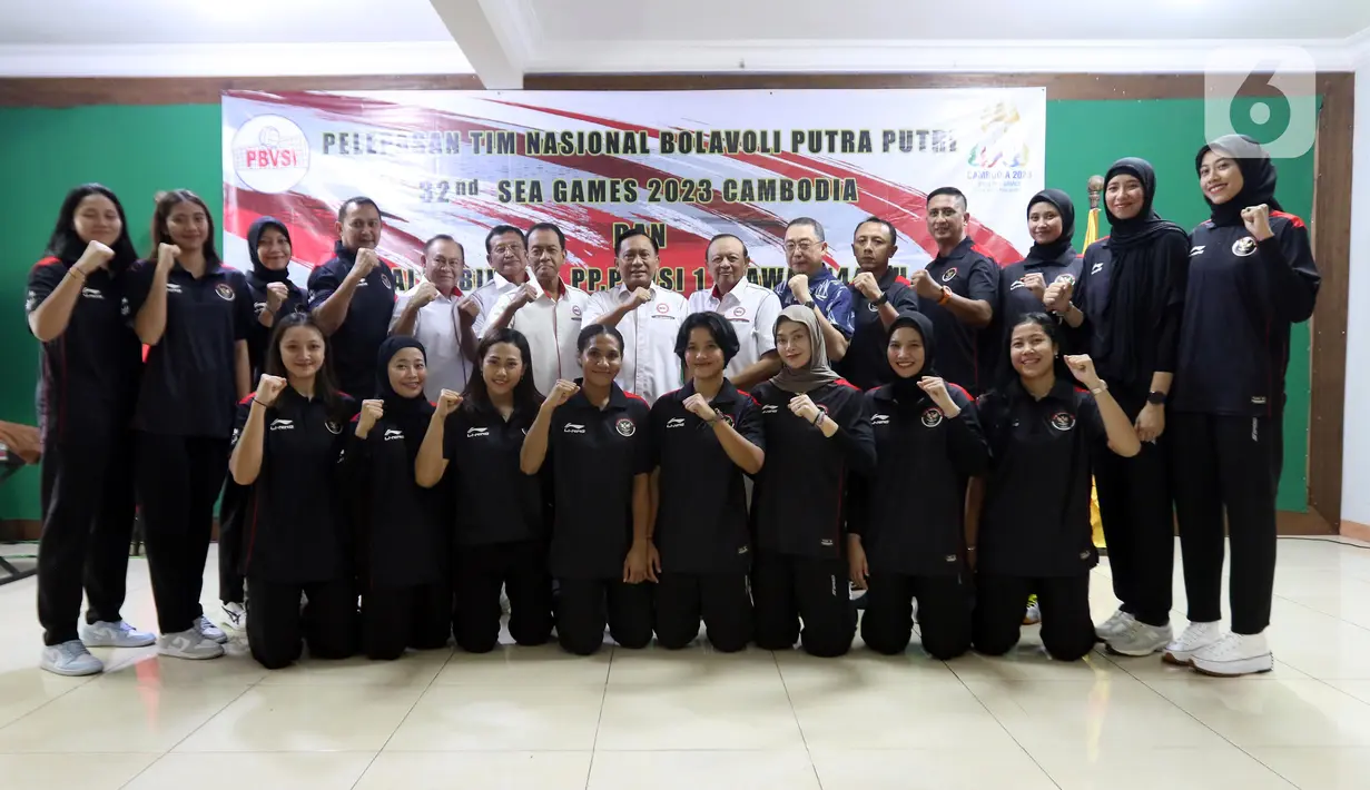 Ketua Umum PBVSI, Imam Sudjarwo (tengah) berfoto bersama Timnas Voli Putri Indonesia usai seremoni pelepasan kontingen menuju ajang SEA Games 2023 Kamboja di Padepokan Voli Jenderal Polisi Kunarto, Sentul, Jawa Barat, Sabtu (29/4/2023). (Liputan6.com/Helmi Fithriansyah)