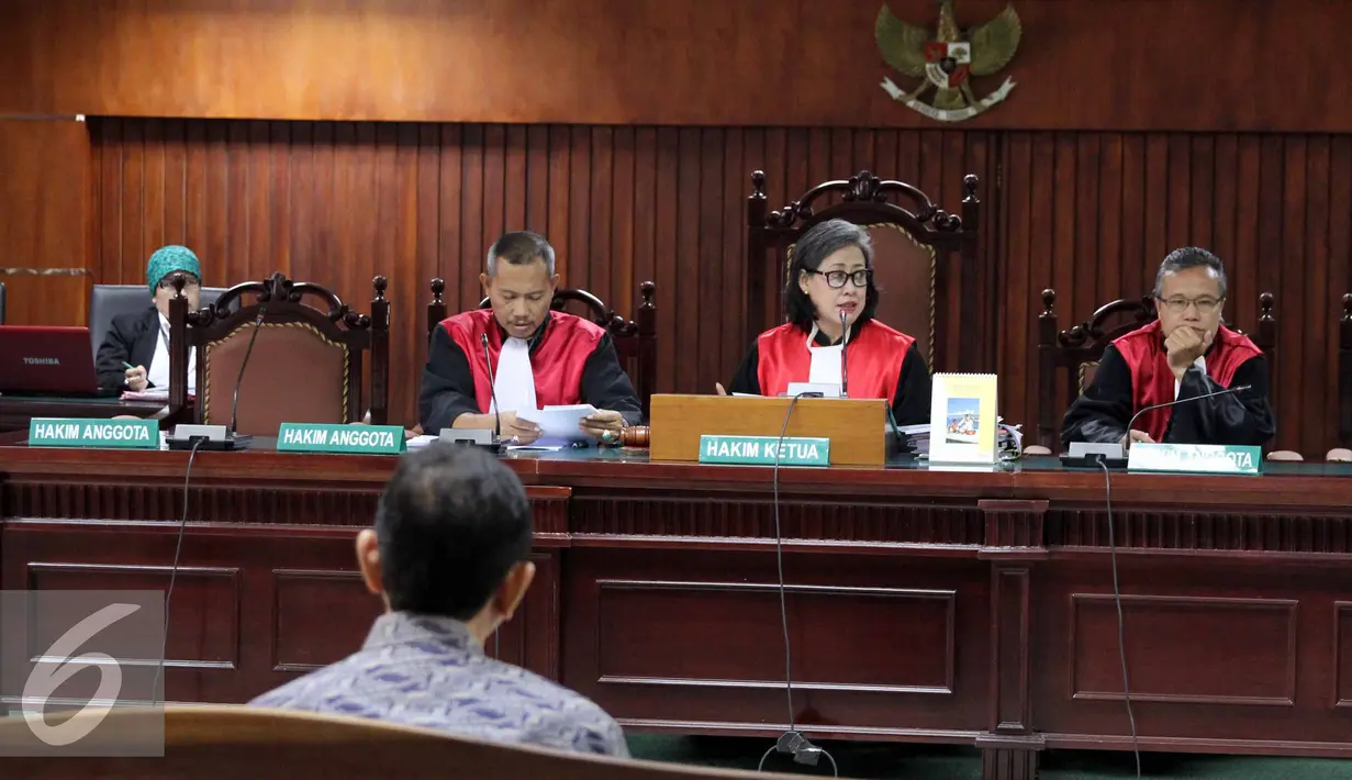 Mantan Kepala Dinas Perhubungan DKI Jakarta, Udar Pristono saat mendengar keterangan hakim di Pengadilan Tipikor, Jakarta, Senin (13/7/2015). Udar Pristono dijerat dengan 3 dakwaan yaitu korupsi, gratifikasi dan pencucian uang.(Liputan6.com/Helmi Afandi)