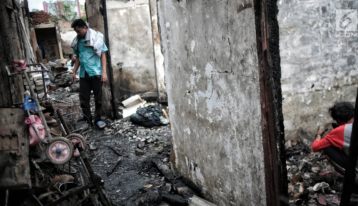 Warga mencari sisa harta benda usai kebakaran menghanguskan Kelurahan Kebon Kosong, Kemayoran, Jakarta, Rabu (26/12). Sebagian korban kebakaran memilih mengungsi ke rumah kerabat daripada ke pengungsian. (Liputan6.com/Faizal Fanani)