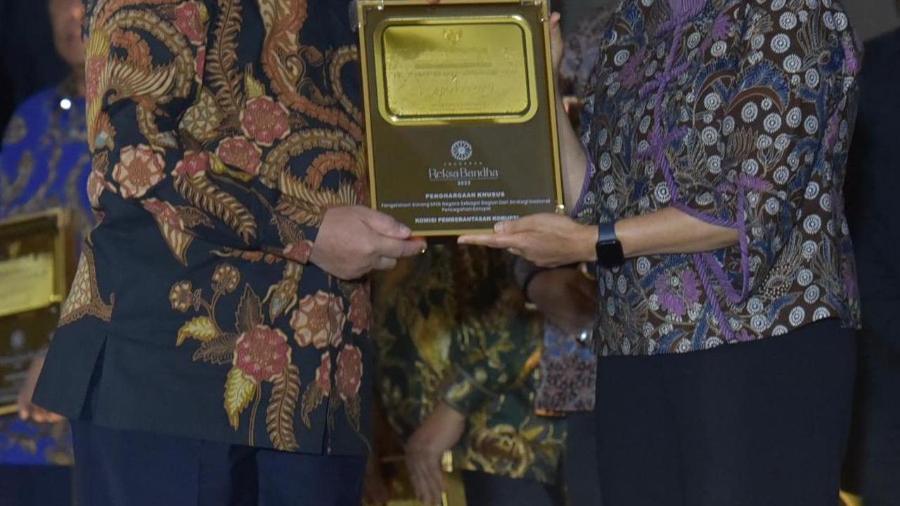 Ketua KPK Firli Bahuri Raih Penghargaan Strategi Pencegahan Korupsi dari Sri Mulyani