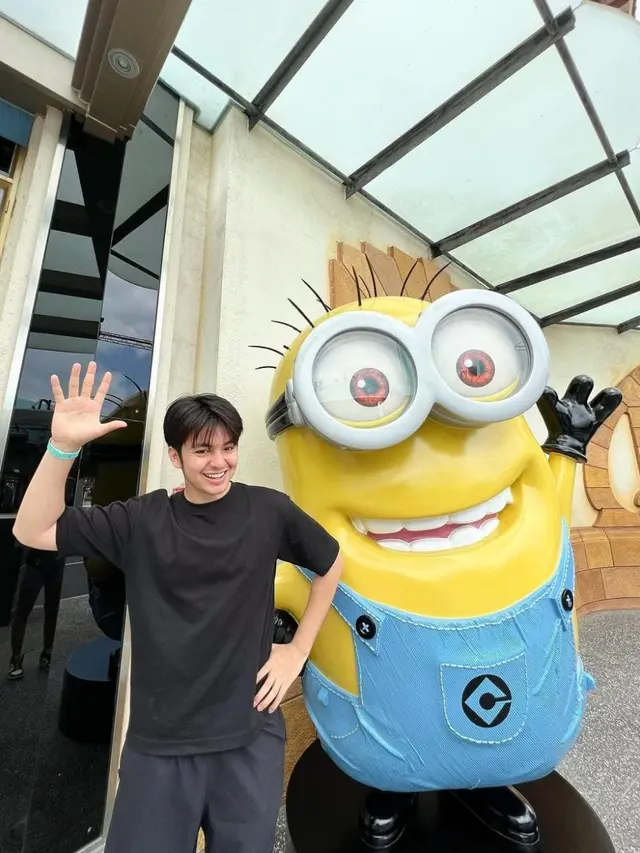 OOTD Angga Yunanda dengan Baju Hitam