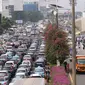 Sejumlah kendaraan terjebak kemacetan panjang di tol yang mengarah ke Bandara Soekarno-Hatta (Soetta), Tangerang, Banten, Selasa (10/11/2020). Kemacetan terjadi karena adanya penyambutan kepulangan pimipinan Front Pembela Islam (FPI) Rizieq Shihab. (Liputan6.com/Angga Yuniar)