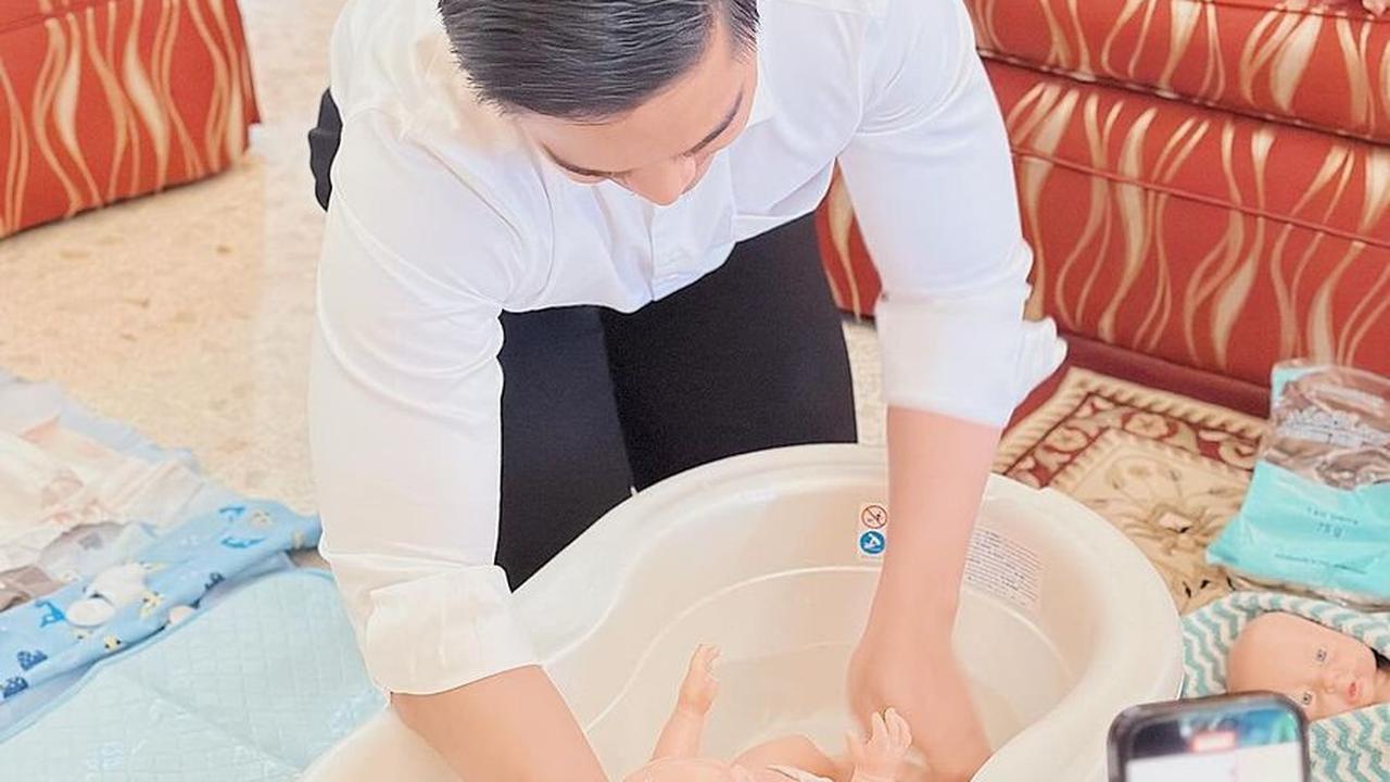 10 Potret Kaesang dan Erina Keciduk Ikut Kelas Newborn Care, Belajar Biar Jadi Orang Tua yang Baik