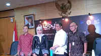 Chairwoman Bubu, Shinta Dhanuwardoyo (kedua dari kiri) dan Menteri Kominfo, Rudiantara (kedua dari kanan) setelah konfrensi pers kompetisi PUBG Mobile. (Liputan6.com/Cakrayuri)