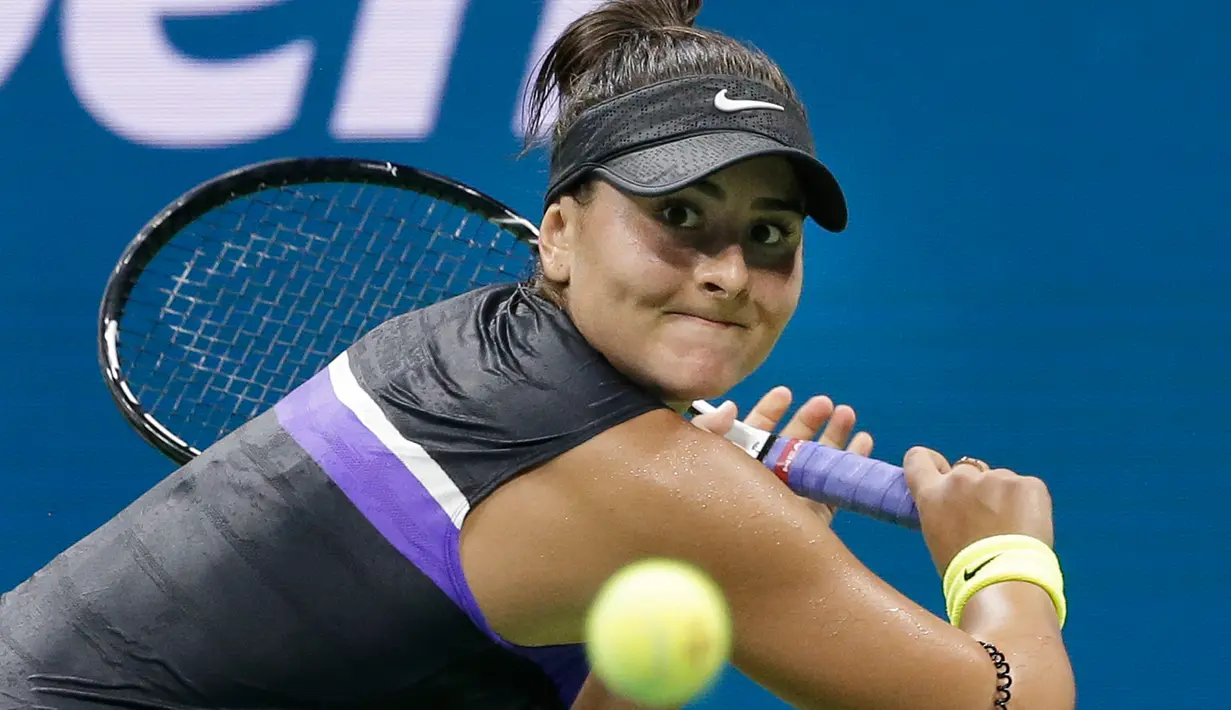 Petenis Kanada, Bianca Andreescu melakukan servis ke arah petenis Belgia, Elise Mertens pada perempat final AS Terbuka 2019 di USTA Billie Jean King National Tennis Center, Rabu (4/9/2019). Bianca Andreescu melangkah ke semifinal usai mengalahkan Elise 3-6, 6-2, 6-3. (AP/Adam Hunger)