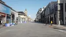 Tangkapan bingkai dari rekaman video AFPTV ini menunjukkan jalan yang hampir kosong di distrik perbelanjaan Wangfujing di Beijing, Selasa (13/12/2022). Beberapa universitas di China mengatakan akan mengizinkan mahasiswanya menyelesaikan semester dari rumah dengan harapan mengurangi potensi wabah COVID-19 yang lebih besar selama kesibukan perjalanan Tahun Baru Imlek di bulan Januari mendatang. (Yuxuan ZHANG / AFP)