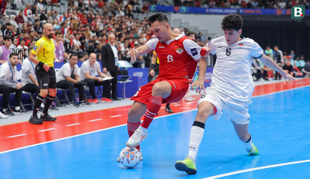 Pemain Timnas Futsal Indonesia, Samuel Eko, berebut bola dengan pemain Irak, Harith Al- Obaidi, dalam laga Grup A Piala Asia Futsal 2026 di Indonesia Arena, Jakarta, Sabtu (31/1/2026). (Bola.com/Bagaskara Lazuardi)