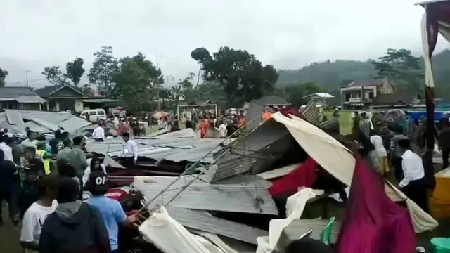 Tratak atap TPS Pilkades Karangkobar, Banjarnegara ambruk diterjang puting beliung. (Foto: Liputan6.com/Muhamad Ridlo)