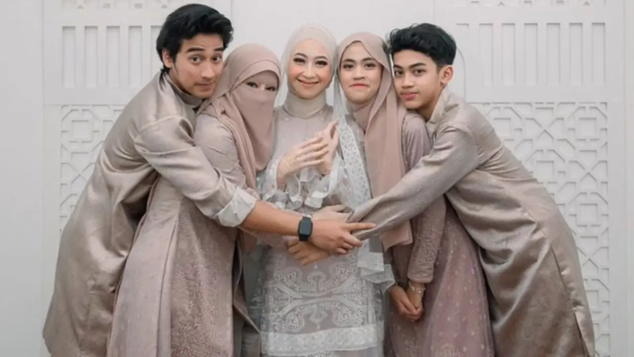 7 Potret Adiba Khanza dengan Ketiga Adiknya, Selalu Kompak