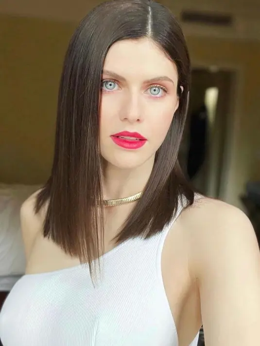 Alexandra Daddario merupakan wanita kelahiran Amerika Serikat pada 16 Maret 1986. Namanya sering masuk dalam daftar wanita tercantik di dunia dan pemilik mata terindah dari berbagai situs dan polling. (Instagram/alexandradaddario)