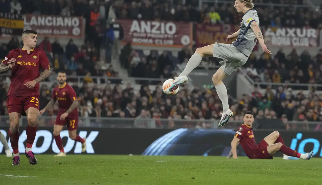 Pemain RB Salzburg, Maurits Kjaergaard menendang bola saat bertanding melawan AS Roma pada laga leg kedua playoff Liga Europa 2022/2023 di Stadion Olimpico, Jumat (24/2/2023). Roma menang atas RB Salzburg dengan skor 2-0. (AP Photo/Alessandra Tarantino)