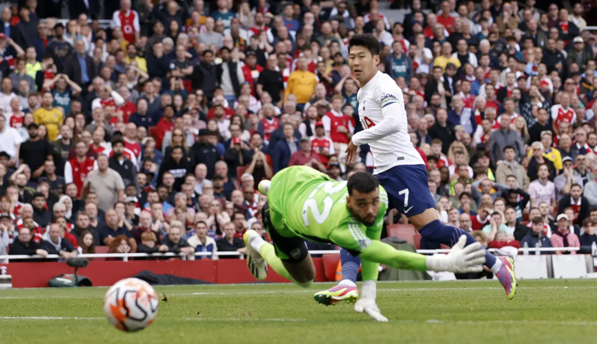 Pemain Tottenham Hotspur, Son Heung-min (kanan), menendang bola ke gawang Arsenal yang membuahkan gol dalam pertandingan pekan keenam Liga Inggris 2023/2024 yang berlangsung di Emirates stadium, Minggu (24/9/2023). Son Heung-min mencetak dua gol dalam pertandingan yang berakhir imbang 2-2. Pemain asal Korea Selatan itu semakin mempertajam status sebagai pemain legendaris Spurs. (AP Photo/David Cliff)