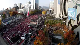 Puluhan ribu warga korsel turun ke jalan berunjuk rasa menuntut Presiden Park Geun-Hye mundur dari jabatannya, Korea Selatan, Sabtu (12/11). Park Geun-Hye diminta mundur atas tuduhan korupsi, kolusi, dan nepotisme (KKN). (REUTERS/Jeon Heon-kyun)