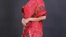 Di foto ini, Amanda Gonzales tampil menawan dalam balutan baju adat Batak. Batak sendiri merupakan keturunan yang didapatkannya dari sang ibu. Baju adat merah lengkap dengan hiasan kepalanya yang ikonis membalut tubuh Amanda Gonzales dengan sempurna. [Foto: Instagram/gonzalezamanda10]