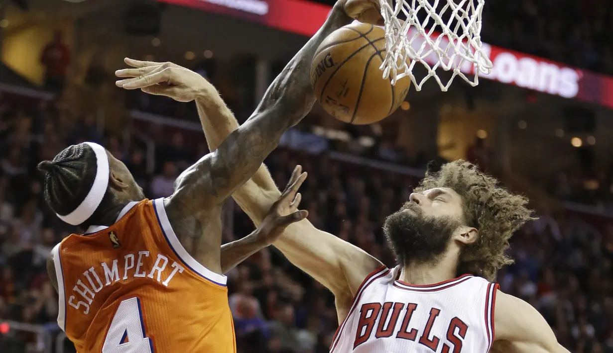 Pemain Chicago Bulls, Robin Lopez (kanan) melakukan pelanggaran saat berduel dengan pemain  Cleveland Cavaliers, Iman Shumpert (kiri) pada laga NBA basketball game di Quicken Loans Arena, Cleveland. (AP/Tony Dejak)