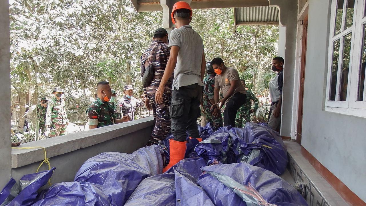 Gunung Lewotobi Laki-Laki erupsi
