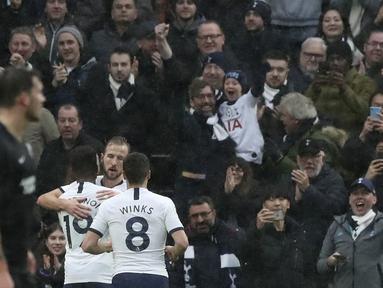 Striker Tottenham Hotspur, Harry Kane, melakukan selebrasi usai membobol gawang Brighton & Hove Albion pada laga Premier League 2019 di Stadion Tottenham Hotspur, Kamis (26/12). Tottenham menang 2-1 atas Brighton & Hove Albion. (AP/Petros Karadjias)