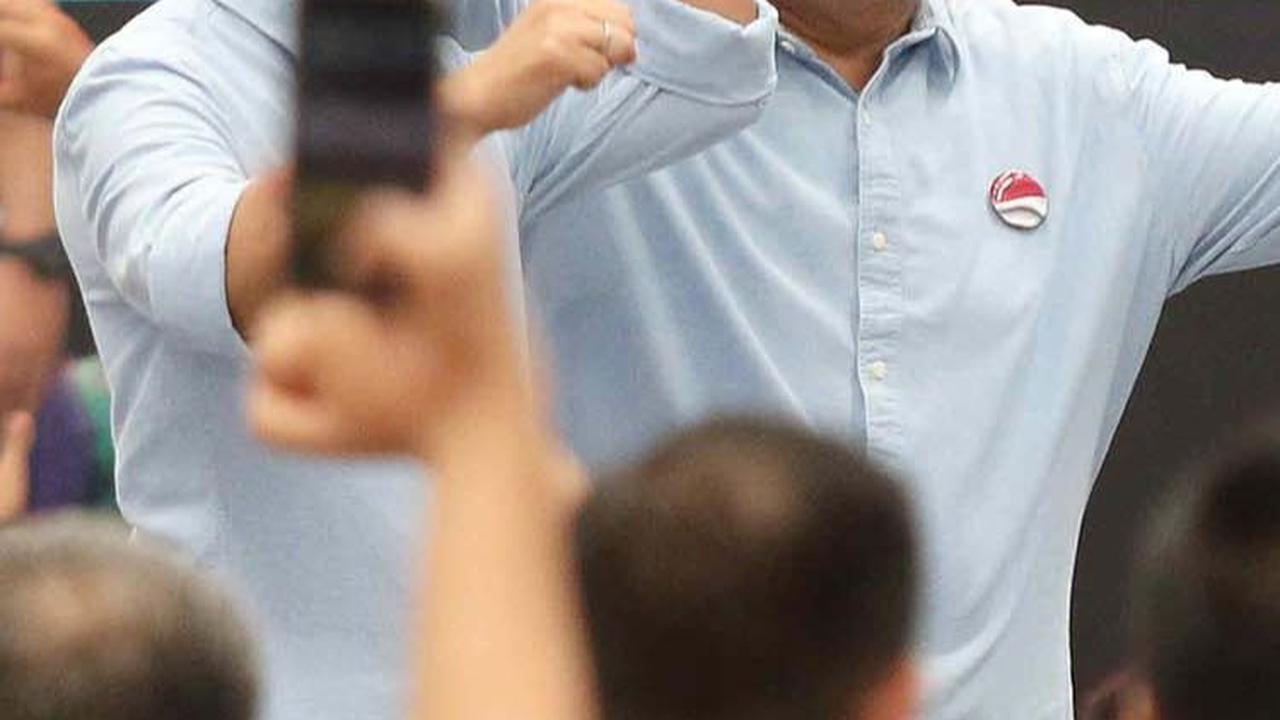 FOTO: Momen Prabowo-Gibran Deklarasi di Indonesia Arena, Disambut Riuh Ribuan Pendukung