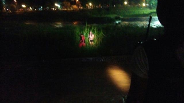 Arus Deras, Rumah Terjun ke Sungai hingga Pemancing Terjebak