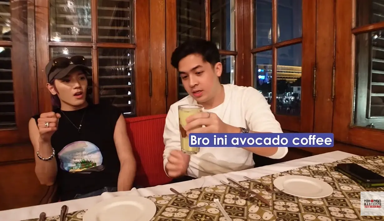 Saat pesanan avocado coffee datang, Jerome senang, sedangkan Taeyong kebingungan. Karena yang tergambar di otaknya adalah affogato. (Foto: YouTube/ NihongoMantappu)