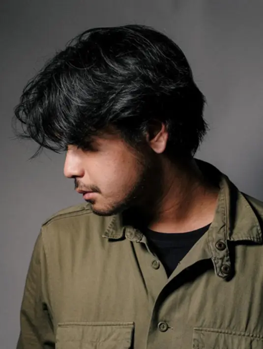 Tak biasanya tampil dengan rambut gondrong. Sebelumnya Petra kerap menunjukan rambut yang pendek dan rapih. (viainstagram@petra_sihombing/Bintang.com)