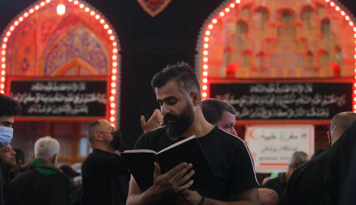 Umat ​​Muslim Syiah berdoa dalam tempat suci Imam Hussein saat peringatan bulan Muharram di Karbala, Irak, Kamis (19/8/2021). Imam Hussein wafat dalam pertempuran Karbala pada abad ke-7. (AP Photo/Anmar Khalil)