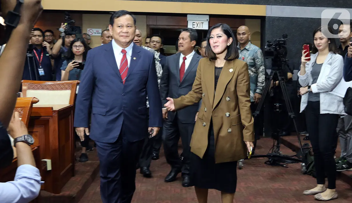 Menteri Pertahanan Prabowo Subianto bersama Ketua Komisi I, Meutya Hafid bersiap mengikuti rapat kerja di Kompleks Parlemen, Senayan, Senin (11/11/2019). Rapat perdana Komisi I bersama Menhan Prabowo ini membahas rencana kerja dan anggaran Kementerian Pertahanan Tahun 2020. (Liputan6.com/Johan Tallo