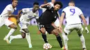 Pemain Sheriff, Bruni (kedua kanan) berusaha membawa bola melewati tiga pemain Real Madrid pada pertandingan grup D Liga Champions di stadion Bernabeu di Madrid, Spanyol, Rabu (29/9/2021). Sheriff menang atas tuan rumah Real Madrid 1-2. (AP Photo/Jose Breton)