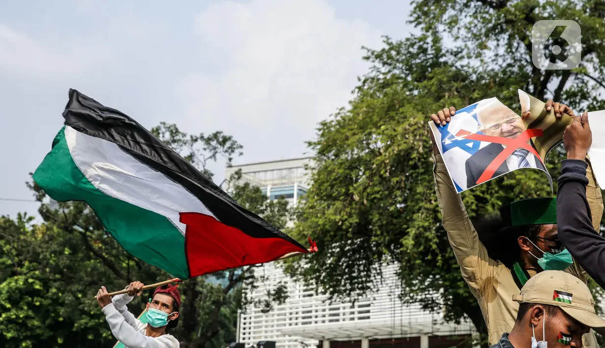 Pengunjuk rasa mengikuti aksi solidaritas untuk Palestina di depan Kedubes Amerika Serikat, Jumat (21/5/2021). Aksi yang diikuti berbagai elemen masyarakat dan ormas itu mengutuk serangan Israel dan mengajak masyarakat Indonesia untuk mendukung dan membantu Palestina. (Liputan6.com/Faizal Fanani)