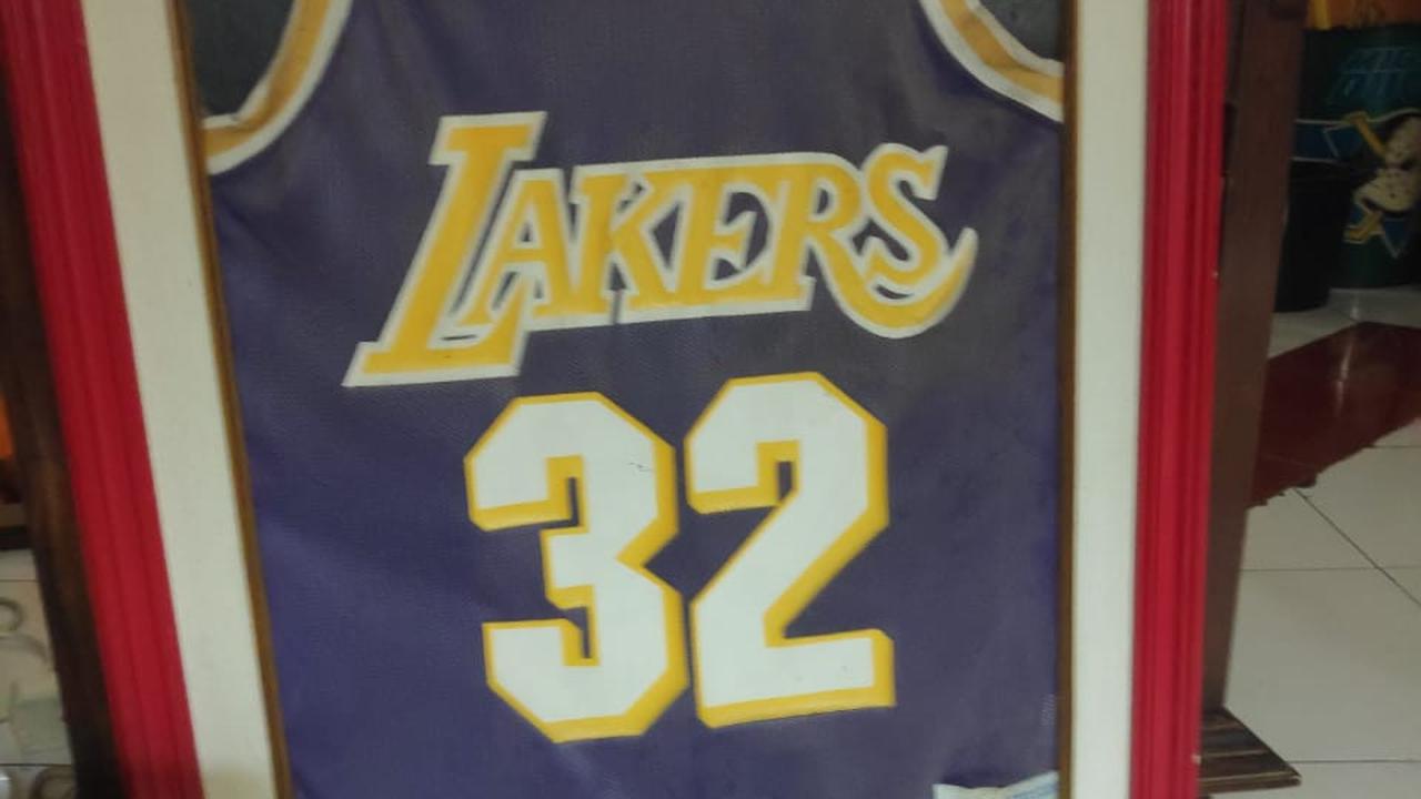 Jersey Magic Johnson Milik Ary Sudarsono