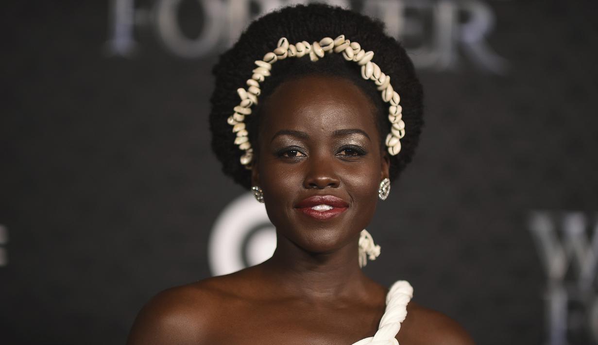 Lupita Nyong'o berpose saat menghadiri pemutaran perdana film Black Panther: Wakanda Forever" di Dolby Theatre di Los Angeles pada Rabu, 26 Oktober 2022. Rok itu memiliki kereta sederhana yang membuntuti di belakang Nyong'o saat dia berjalan menuruni karpet merah.  (Photo by Richard Shotwell/Invision/AP)