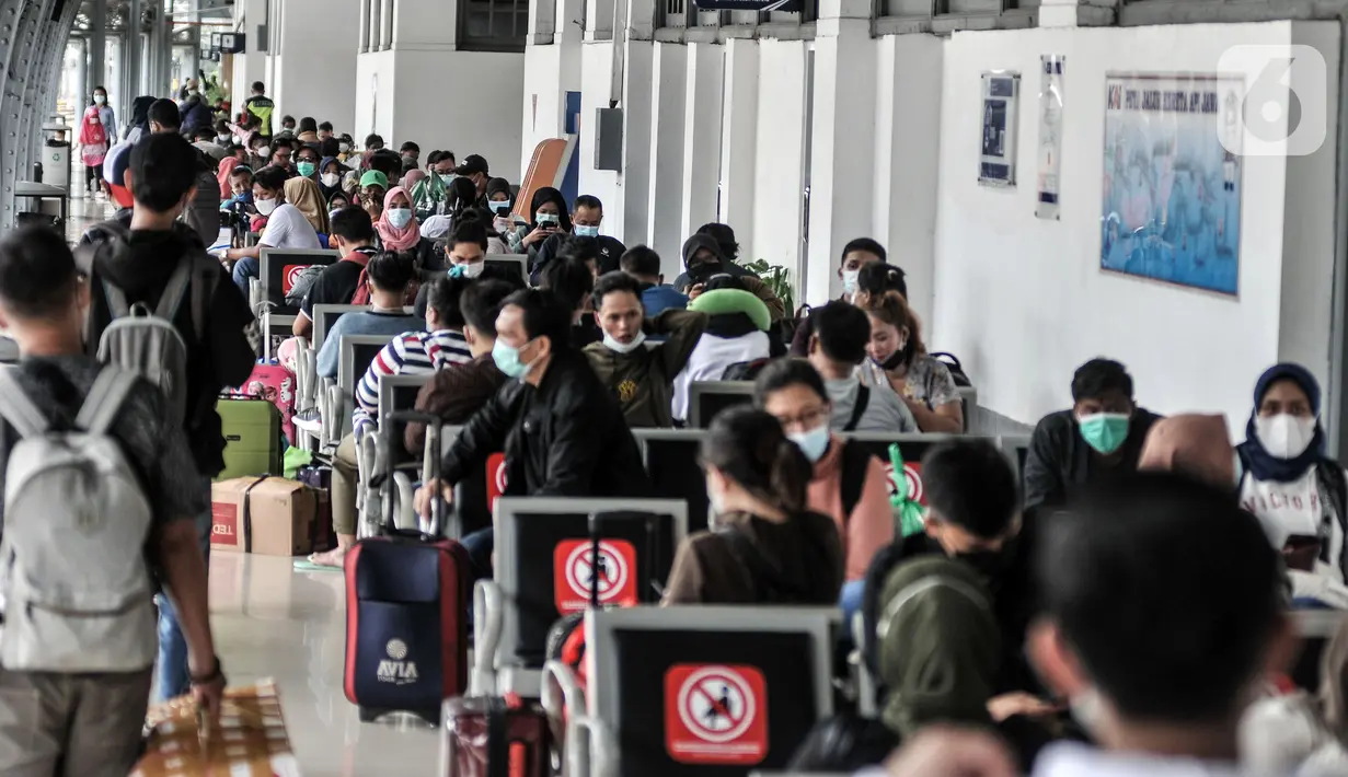 Calon penumpang saat menunggu keberangkatan kereta jarak jauh di Stasiun Pasar Senen, Jakarta, Senin (3/5/2021). PT KAI Daop I mencatat per 3 Mei 2021, ketersediaan tempat duduk sekitar 10.500. (merdeka.com/Iqbal S. Nugroho)