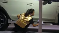 Wanita sang Pengelap Mobil di IIMS 2014