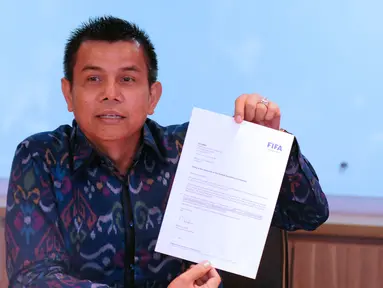 Wakil Ketua Umum PSSI, Hinca Panjaitan menunjukkan surat pencabutan sanksi PSSI dari FIFA saat memberikan keterangan di Jakarta, Senin (16/5/2016). PSSI akan segera berkoordinasi untuk kembali menjalankan roda organisasi. (Liputan6.com/Helmi Fithriansyah)