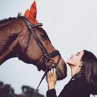 Charlotte Ramadhan, putri kedua Shahnaz Haque dan Gilang Ramadhan, berpose bersama dengan kuda tunggangannya Max. (dok. Instagram @charlotteramadhan/https://www.instagram.com/p/BskbDPZFmr5/Dinny Mutiah)
