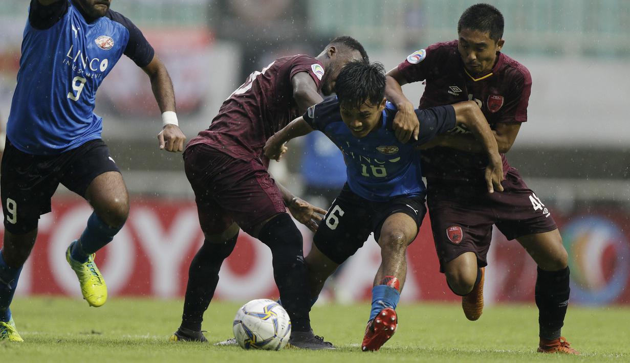 Gelandang PSM Makassar, M Arfan dan Guy Junior berebut bola dengan pemain Home United, Muhammad Hami Syahin, pada laga Piala AFC 2019 di Stadion Pakansari, Jawa Barat, Selasa (30/4). PSM menang 3-2 atas Home United. (Bola.com/Yoppy Renato)