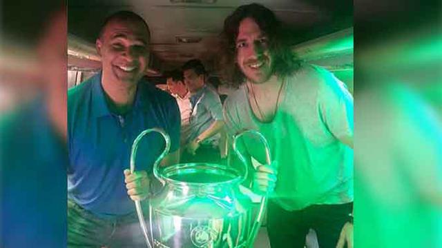 5 Gaya Fans Abadikan Momen Langka Bareng Trofi Liga Champions