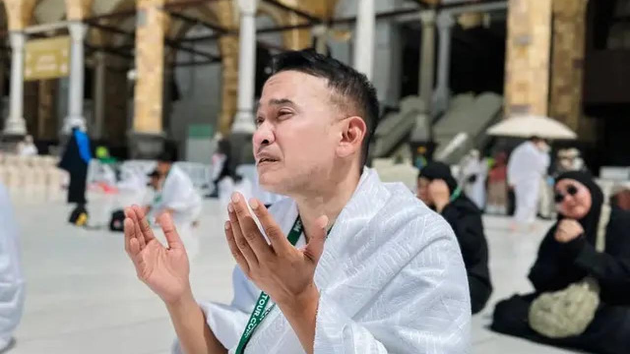 6 Potret Ruben Onsu di Depan Ka'bah, Tunjukkan Indahnya Kedekatan dengan Sang Pencipta