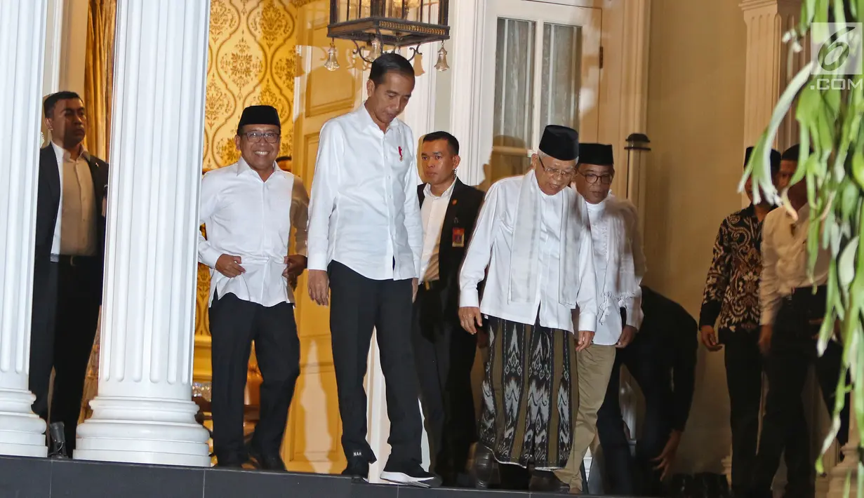 Pasangan capres-cawapres nomor urut 01 Joko Widodo (kiri) dan Ma'ruf Amin menghampiri wartawan di kediaman Ma'ruf Amin, Jalan Situbondo, Menteng, Jakarta, Kamis (27/6/2019). Jokowi menjemput Ma'ruf untuk nonton bareng sidang putusan MK di Lanud Halim Perdanakusuma. (Liputan6.com/Herman Zakharia)