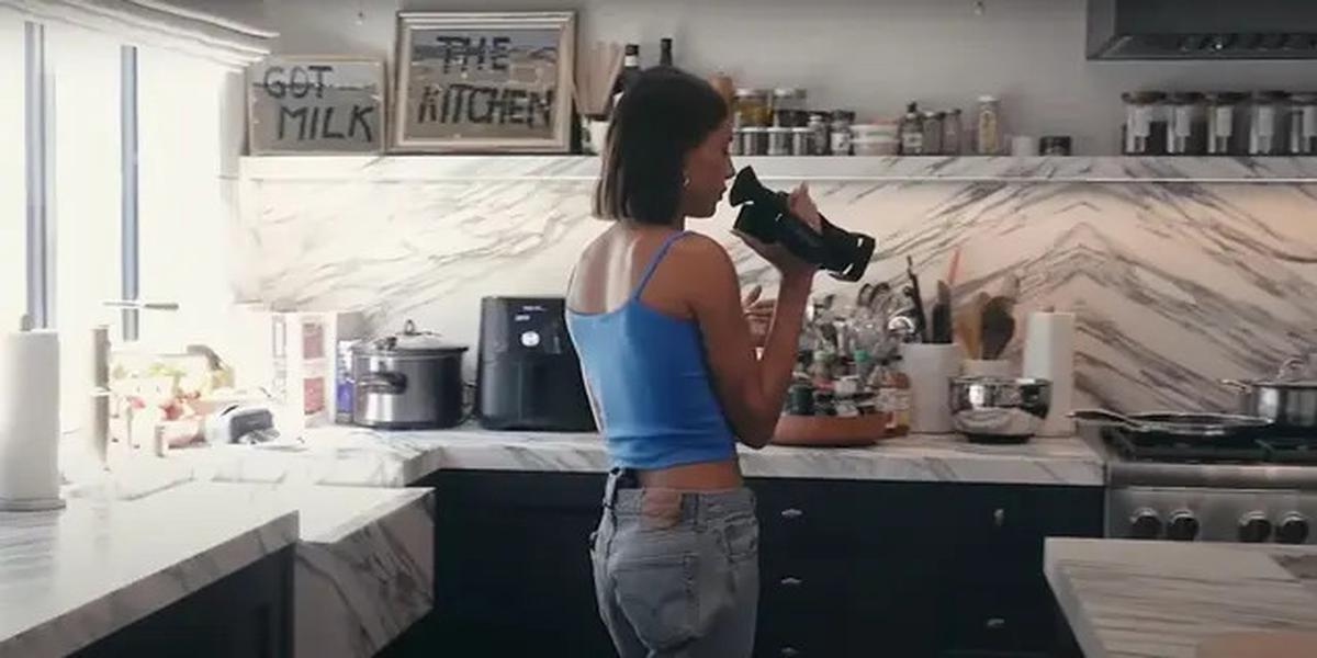 Potret Dapur Rumah Hailey Bieber, Modelnya Mewah dengan Nuansa Monokrom yang Elegan