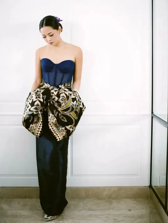 Tidak melulu jadi item utama, batik tetap mencolok meski menjadi aksesori [instagram/iwantirta_batik]