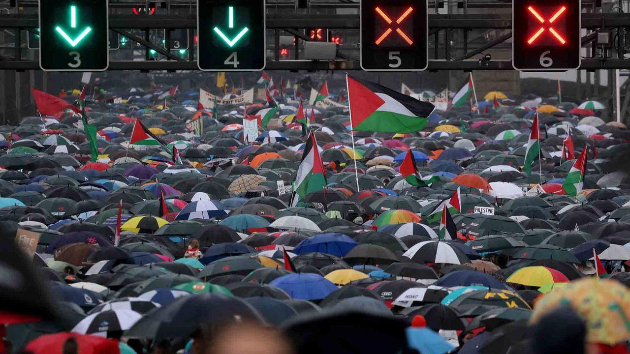FOTO: Ribuan Warga Tumpah Ruah di Jembatan Sydney, Seruan Global untuk Gaza Menggema di Tengah Hujan