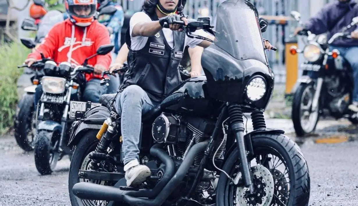 Tak sendiri, beberapa kali Abidzar touring bersama genk motornya [instagram/abidzar73]
