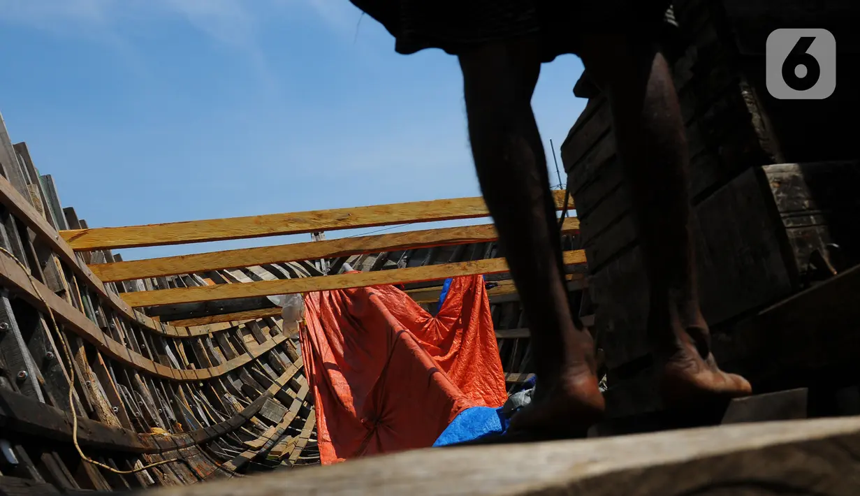 Kondisi kapal motor saat diperbaiki di Pelabuhan Kalibaru, Jakarta, Rabu (8/3/2023). Untuk perbaikan satu unit kapal motor nelayan tradisional membutuhkan biaya sekitar Rp 100 juta. (merdeka.com/Imam Buhori)